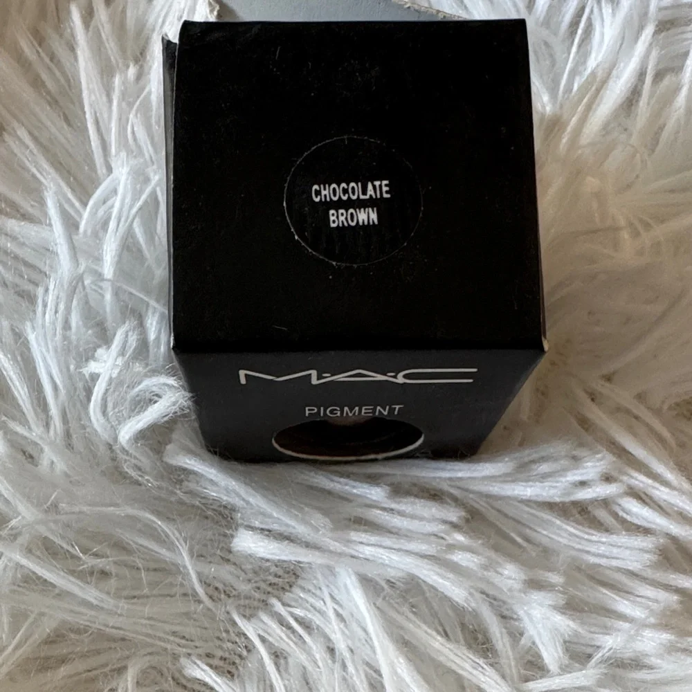 MAC Pigment in chocolate brown - Picture 2 of 2